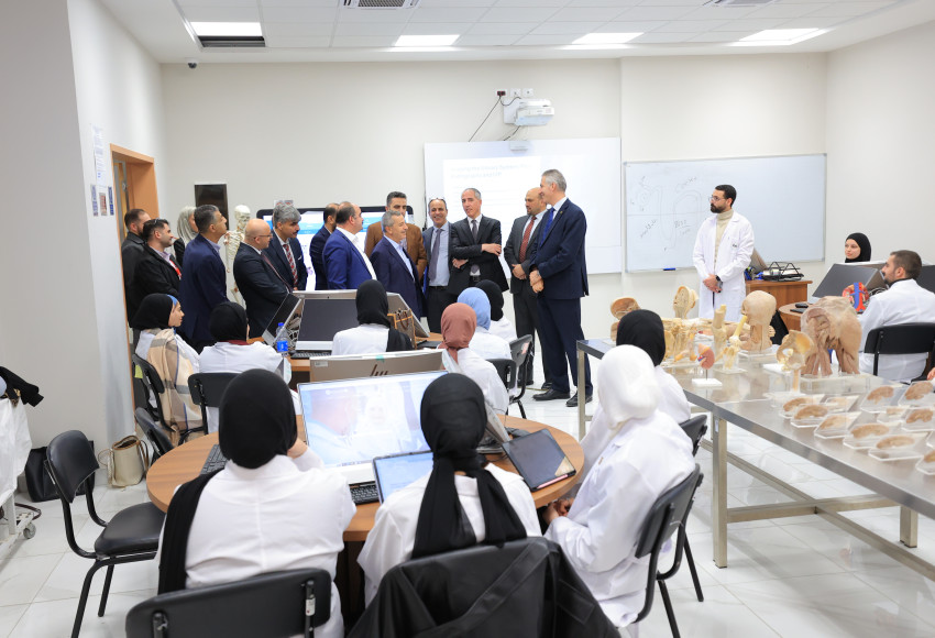 وفد من وزارة الصحة ومجموعة العربي الاستشاري ومستشفى ابن سينا يزور كلية الطب في الجامعة العربية الأمريكية لبحث تعزيز برامج التدريب الطبي والسريري