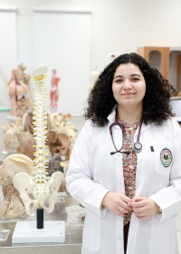 أروى الخطيب: تجربتي بالدراسة في الجامعة العربية الامريكية استثنائية تلقيت تعليماً عالي الجودة وتدريباً في جامعة أكسفورد ومستشفى كارديف الجامعي في بريطانيا