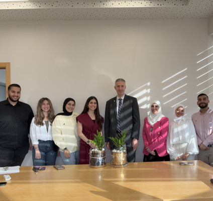 عميد كلية الطب في الجامعة العربية الامريكية يستقبل الطلبة المشاركين في المدارس الصيفية في جامعات بريطانية 