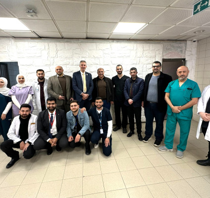 وفد من كلية الطب في الجامعة العربية الامريكية يزور مستشفى ثابت ثابت الحكومي بطولكرم