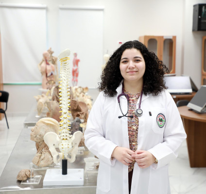 أروى الخطيب: تجربتي بالدراسة في الجامعة العربية الامريكية استثنائية تلقيت تعليماً عالي الجودة وتدريباً في جامعة أكسفورد ومستشفى كارديف الجامعي في بريطانيا